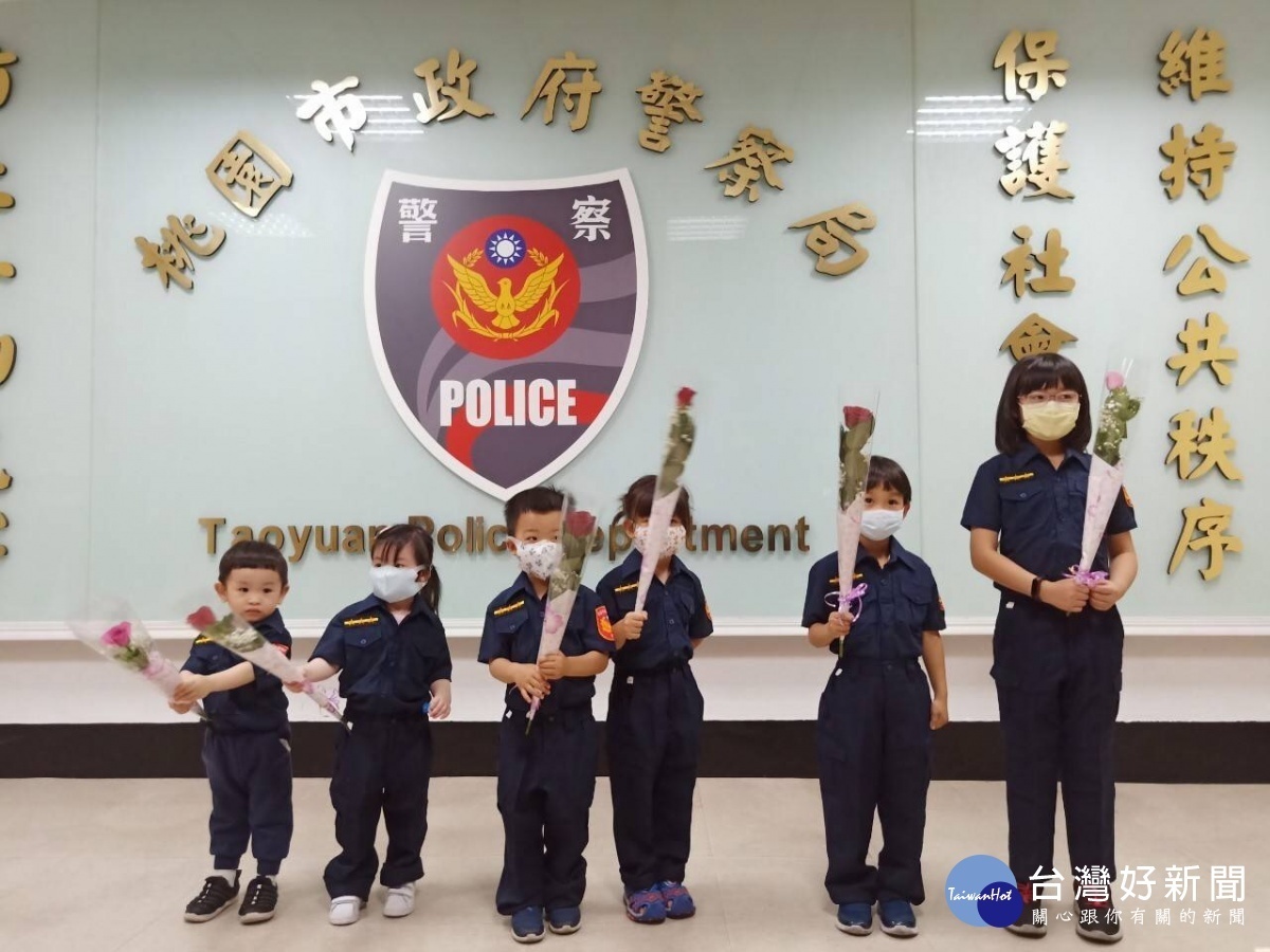 婦幼隊隊長盧昱嘉率同仁與身著小小警制服的可愛波麗士，手持鮮花與禮物，表達感謝之情、感恩之意。