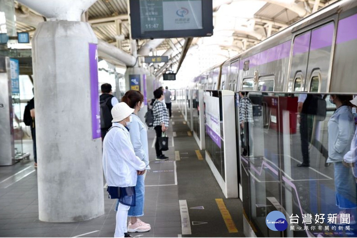 為旅客健康把關，桃園捷運公司全線車站佈設智慧空氣盒子(Air Box)，隨時監測各車站PM2.5濃度。