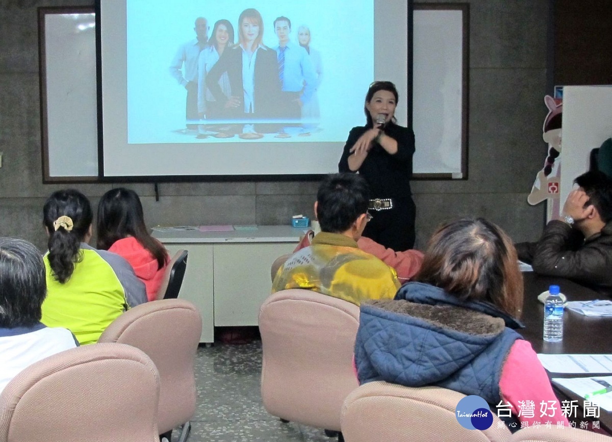 虎尾就業中心體恤求職民眾隻身面試的緊張與擔憂，2日起揪團面試，安排就業服務人員依「陪同面試時刻表」陪同求職者前往面試。