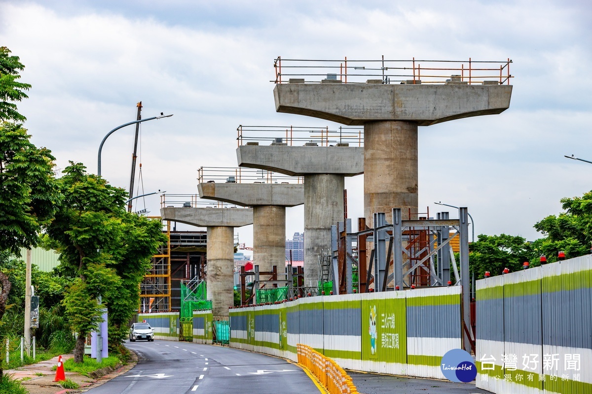 桃園捷運綠線GC01標高架段中正北路沿線工程帽梁施工情形。