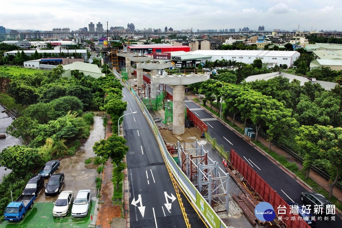 桃園捷運綠線GC01標高架段中正北路沿線工程帽梁施工情形。