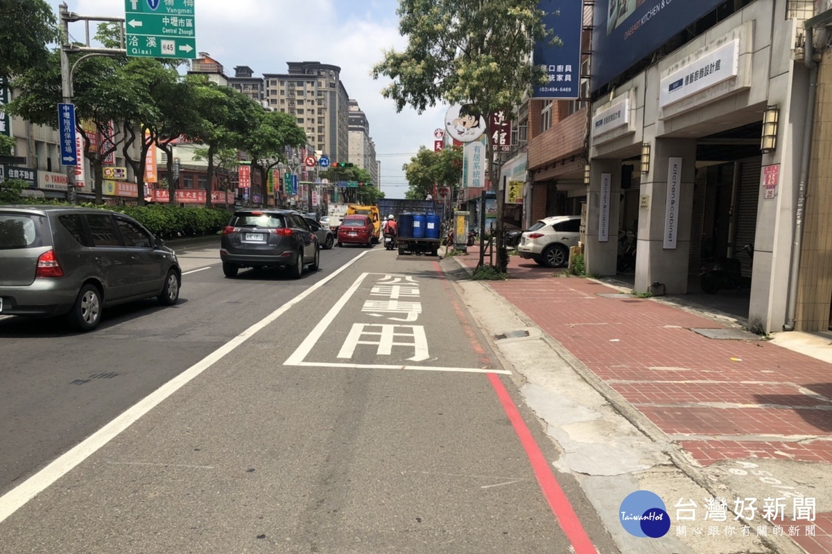 保障公車候車民眾安全，維護道路交通順暢，桃園市政府交通局全面清查車站位公車停靠區劃設情形，逐區調整公車站位標線。