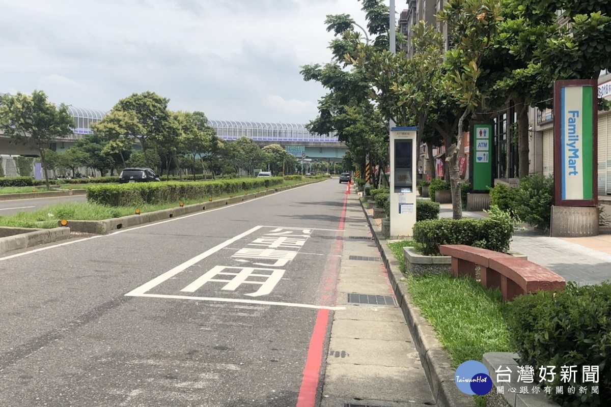 保障公車候車民眾安全，維護道路交通順暢，桃園市政府交通局全面清查車站位公車停靠區劃設情形，逐區調整公車站位標線。