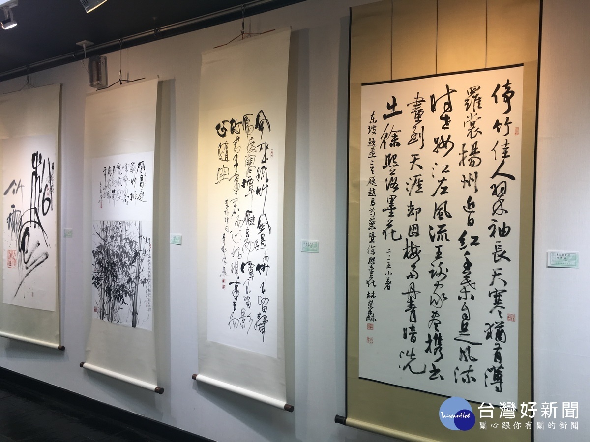 文化局長林榮森與大師李轂摩等均展出書法。（記者扶小萍攝）