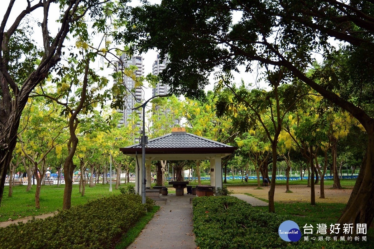 被阿勃勒圍繞的涼亭（圖／台北市公園處提供）