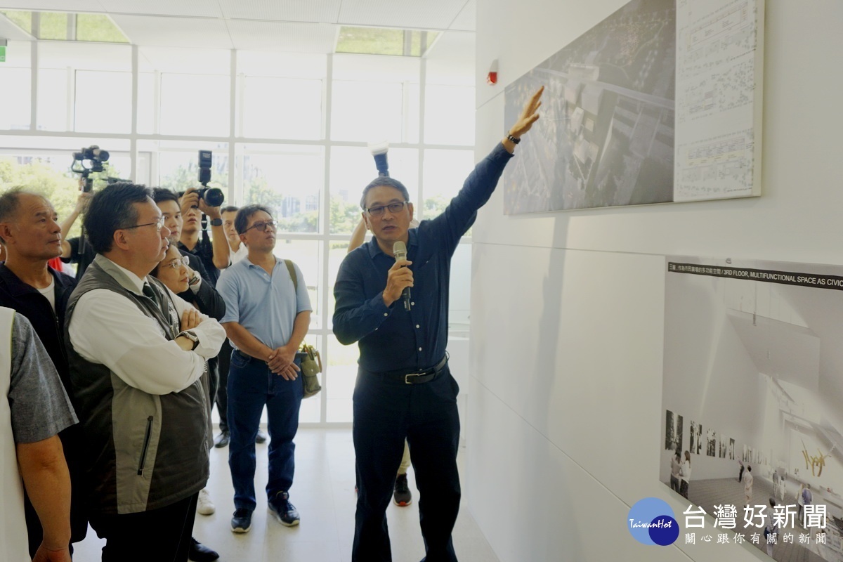 「桃園市立美術館興建工程」招標說明會後，設計師石昭永建築師向桃園市長鄭文燦說明設計概念。