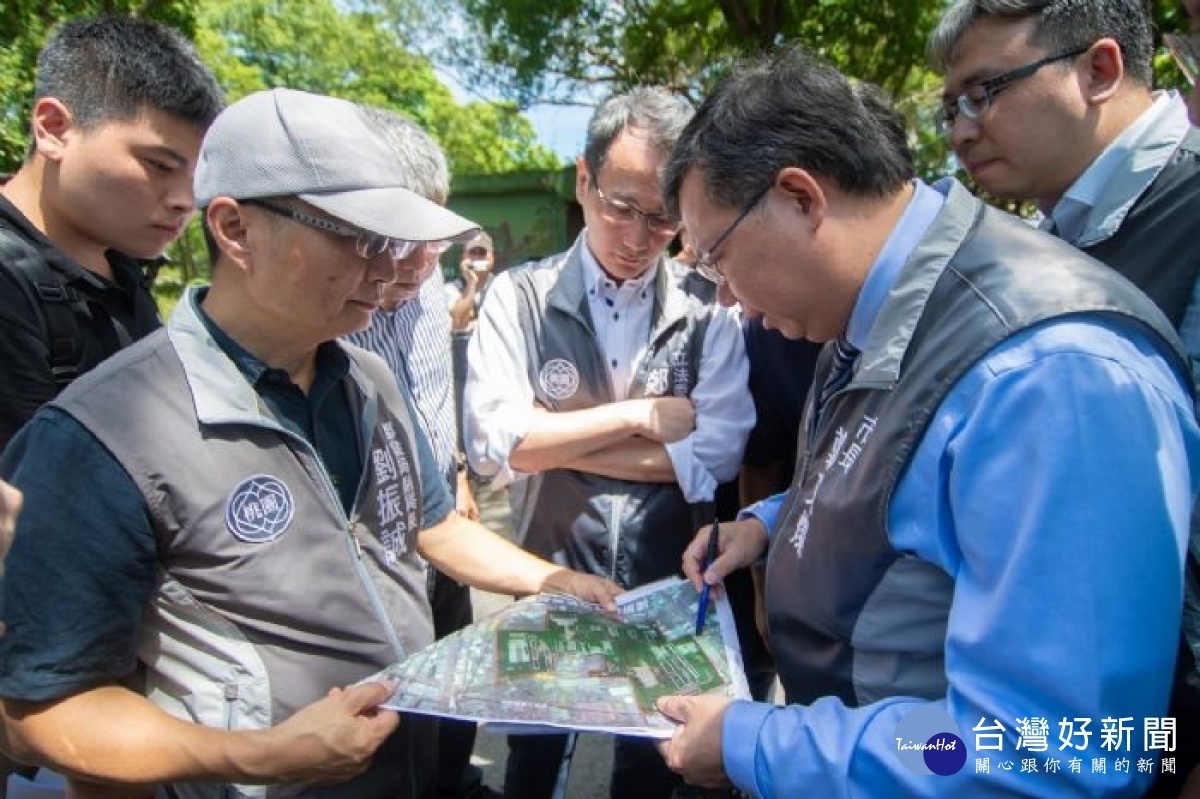 市長鄭文燦前往桃園南昌營區，出席「紙風車劇團廠房地點會勘」