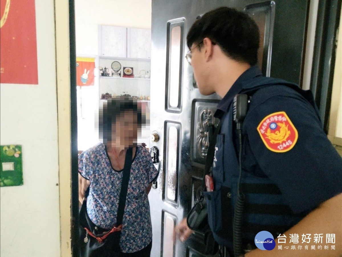 婦人獨忘返家路暖警護送安心返家 台灣好新聞taiwanhot Net