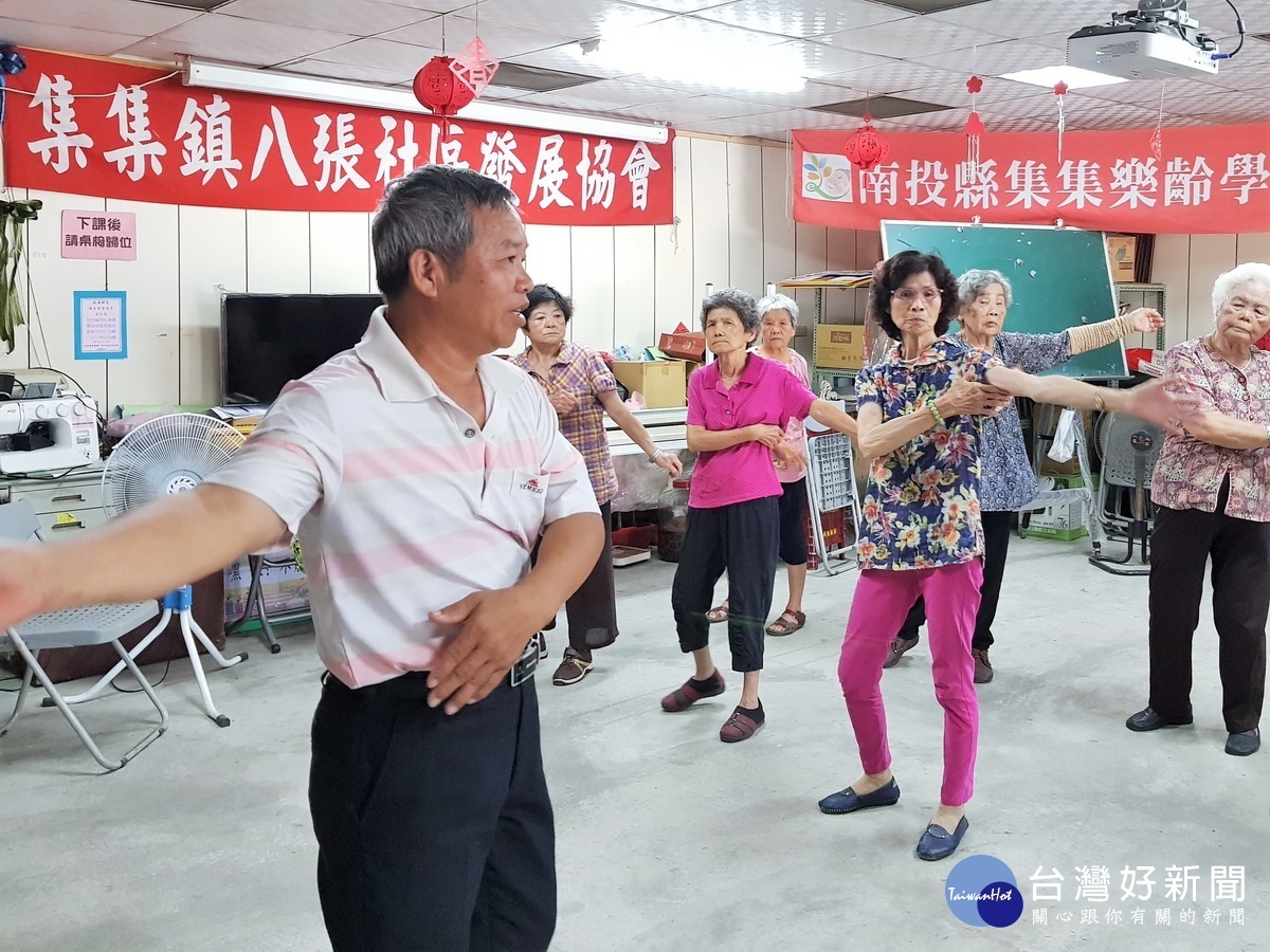 集集首次參與式預算課程開課囉！學員在舞蹈老師涂國鐙的教導下學舞。