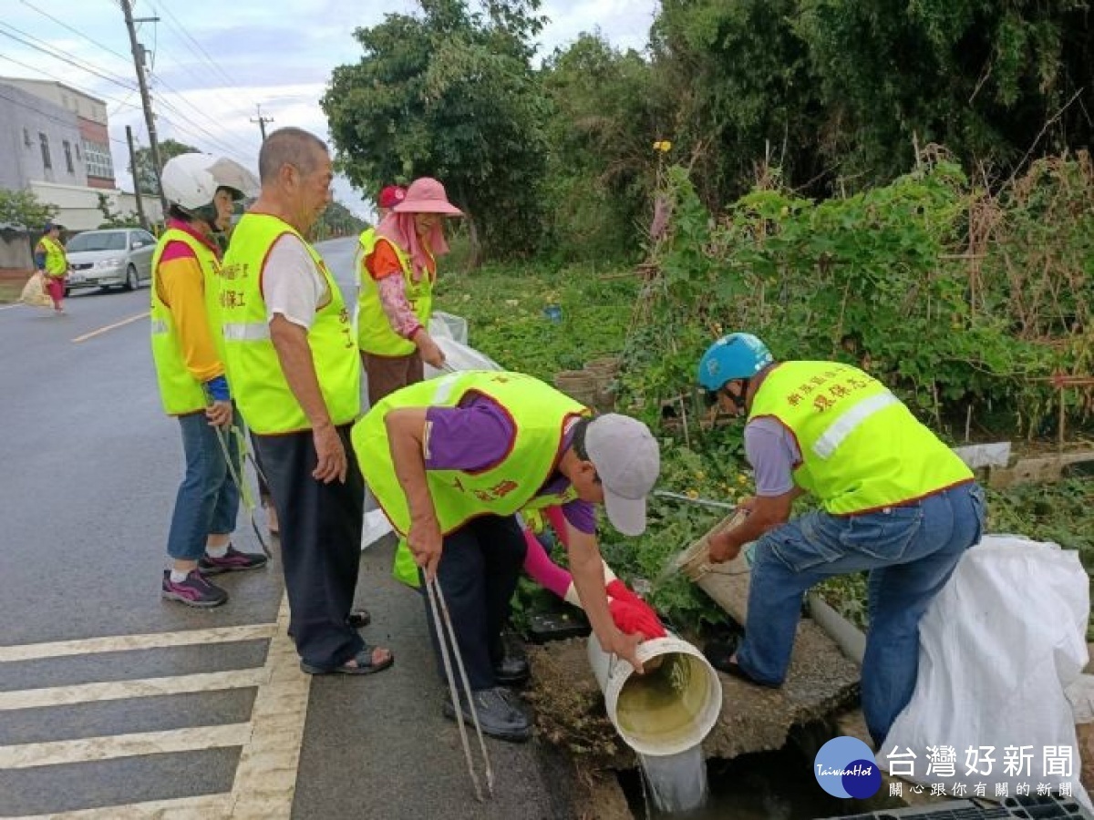 為加強打擊登革熱，動員各區隊員消毒以及各里環保志工打掃環境