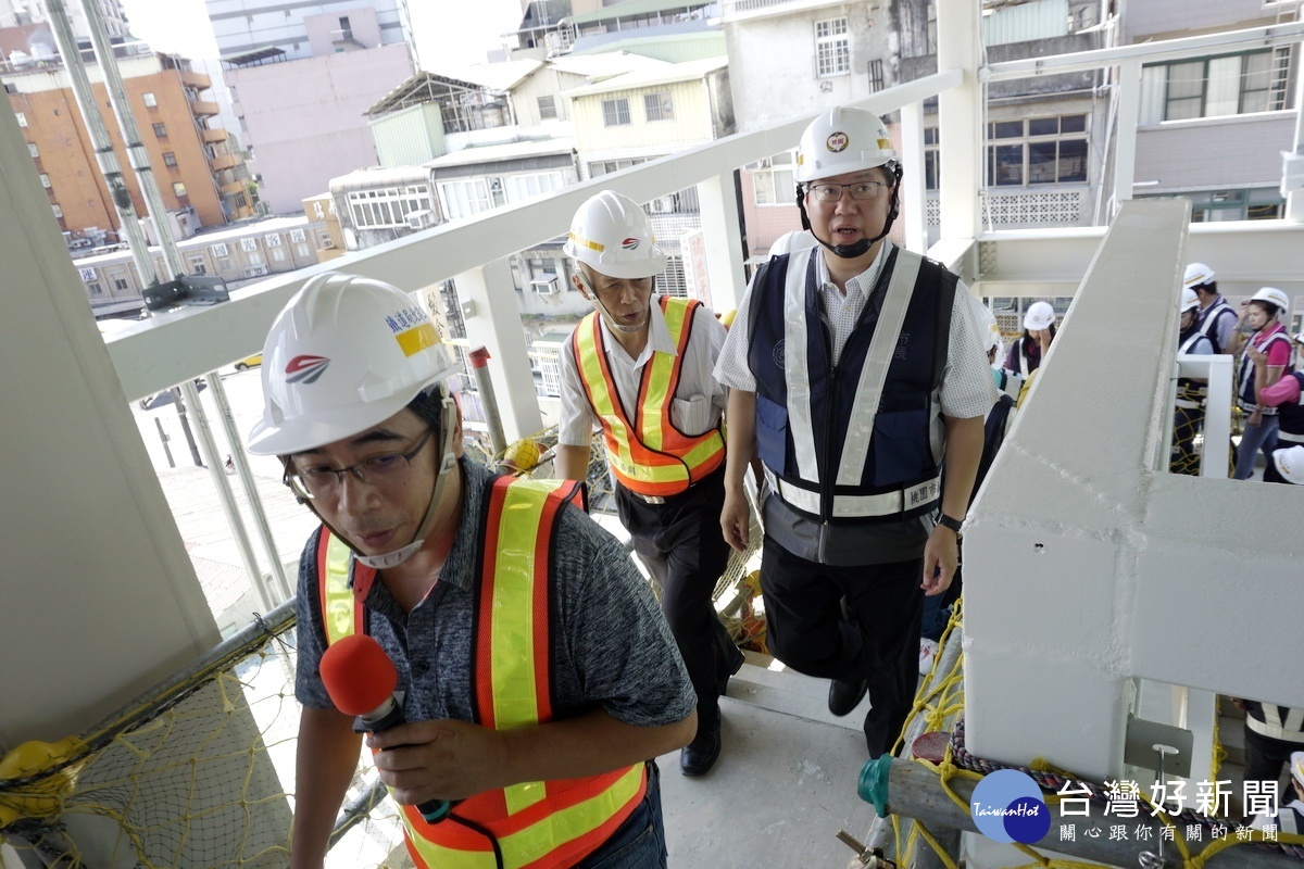 台鐵中壢臨時後站9月將完工啟用，桃園市長鄭文燦前往現場視察鐵路地下化先導工程。