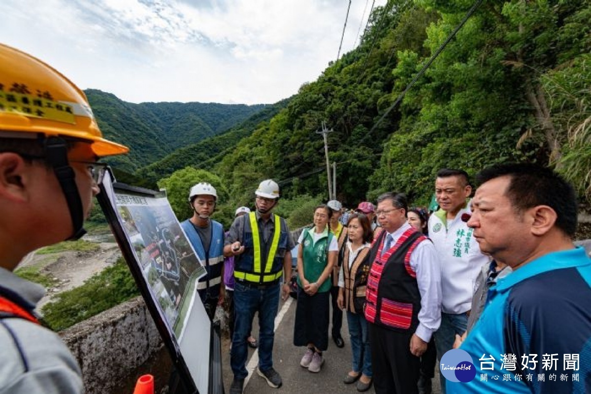 市長聽取業務單位簡報說明，三光跨河大橋新建工程期程及進度。