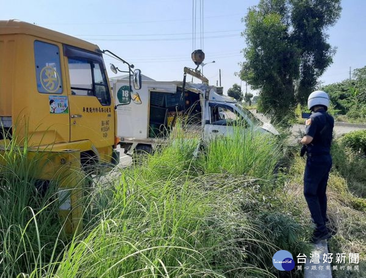 北辰所警員楊家豪父親楊文芳每當接獲警方需要拖吊車協處時，總是不遺餘力的挺身相助，今年獲選雲林縣模範父親殊榮，警局與有榮焉。