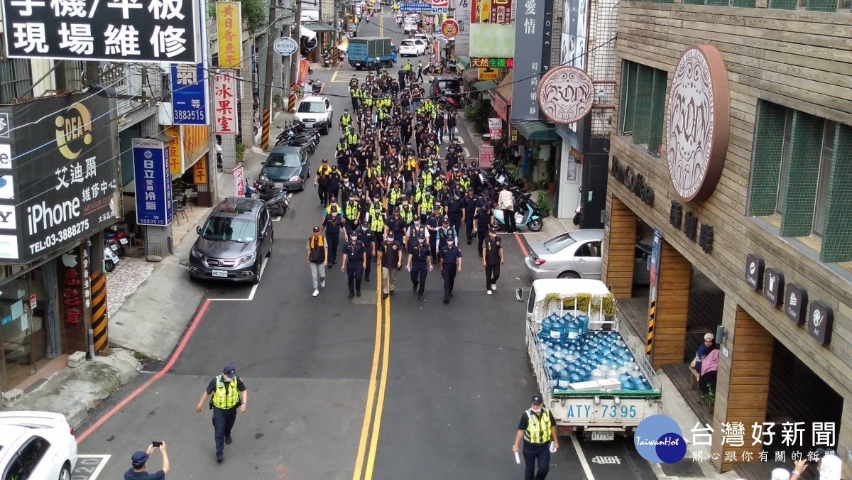 普濟堂廟會大溪分局申請支援警力，同時2百餘名警力，採機動服勤，迅速到場，遏止不法，快速打擊犯罪。