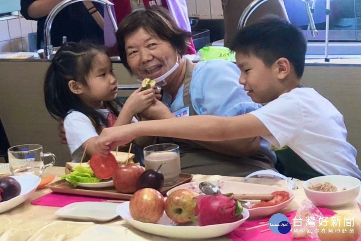 「祖孫手牽手 一同呷飽趣」手作料理活動中，孫子、孫女將做好的吐司獻給阿嬤品嚐。