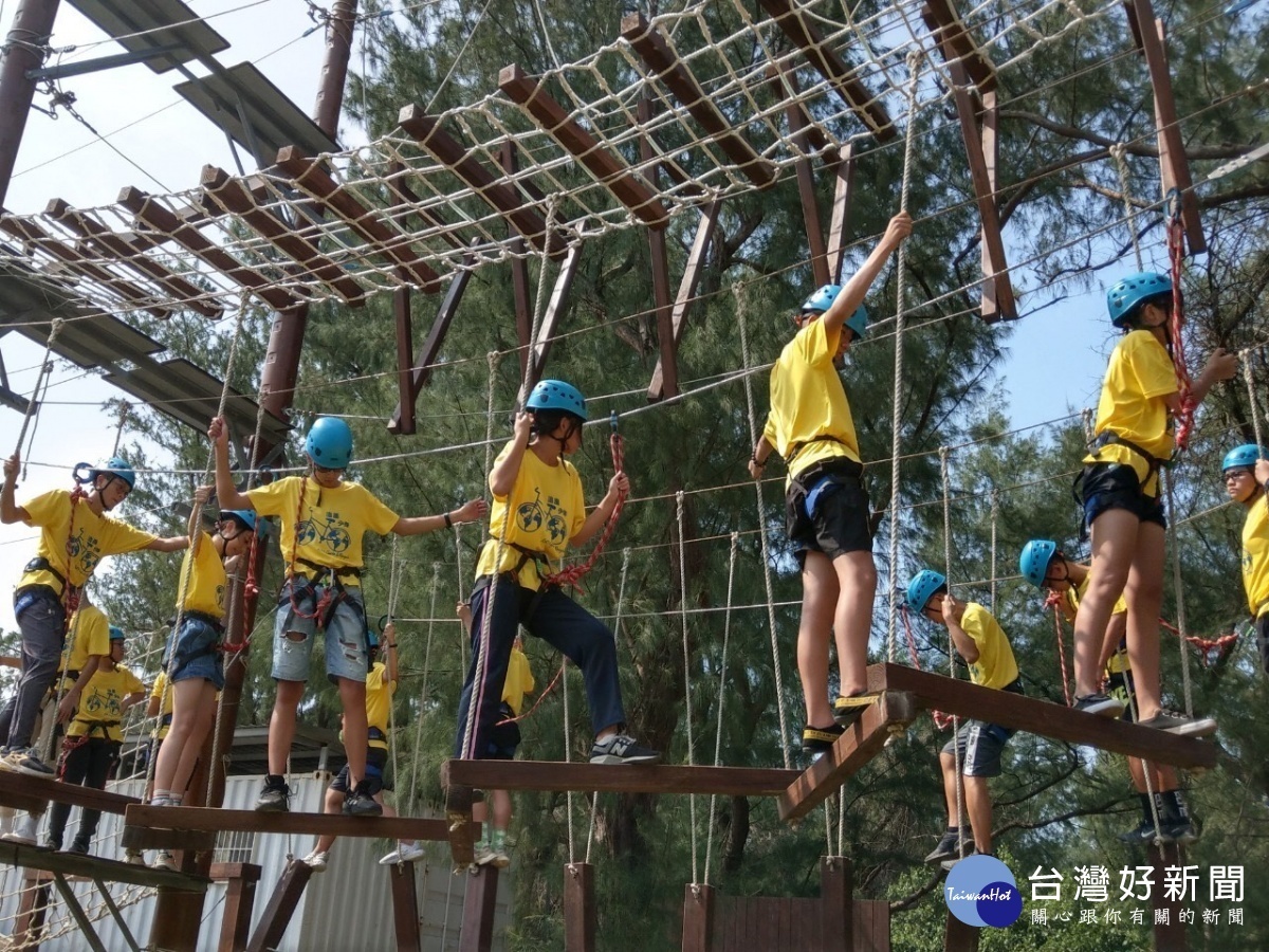 桃市警局為鼓勵年輕學子走出戶外，從事正當休閒活動，辦理「追風少年一騎來淨」暑假活動。