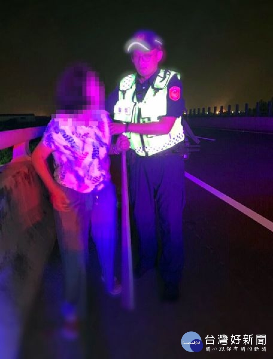 老婦外出訪友卻迷路走上台61線高架快速道路，下崙警方獲報馳赴現場，將老婦帶返警所照護休息，並連繫家屬平安接回。