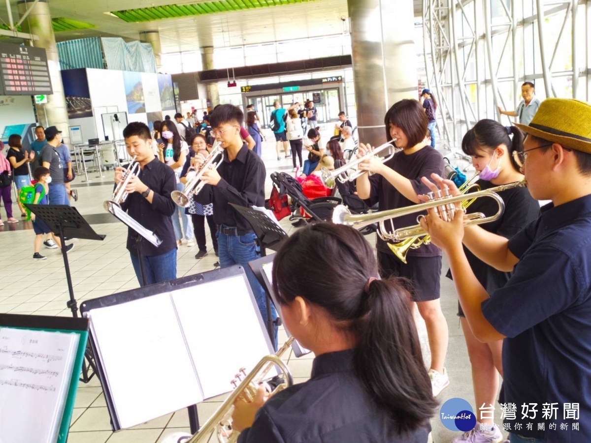 「Let’s Play小號重奏團」學生演奏家現身高鐵桃園站，吸引許多來往的旅客佇足聆聽。