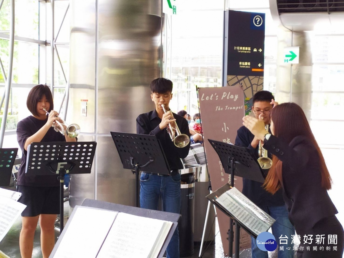 「Let’s Play小號重奏團」學生演奏家現身高鐵桃園站，吸引許多來往的旅客佇足聆聽。