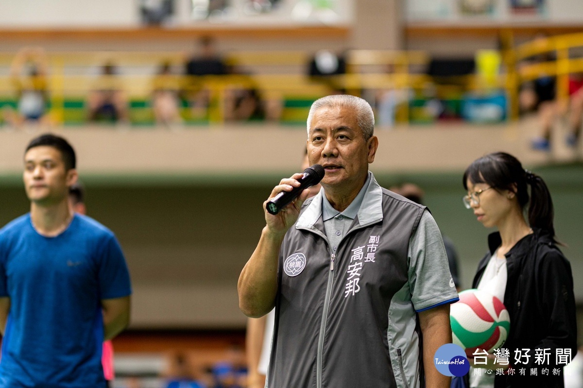 桃園市副市長高安邦於「109年桃園市運動會—市長盃排球錦標賽」社會組賽事中致詞。