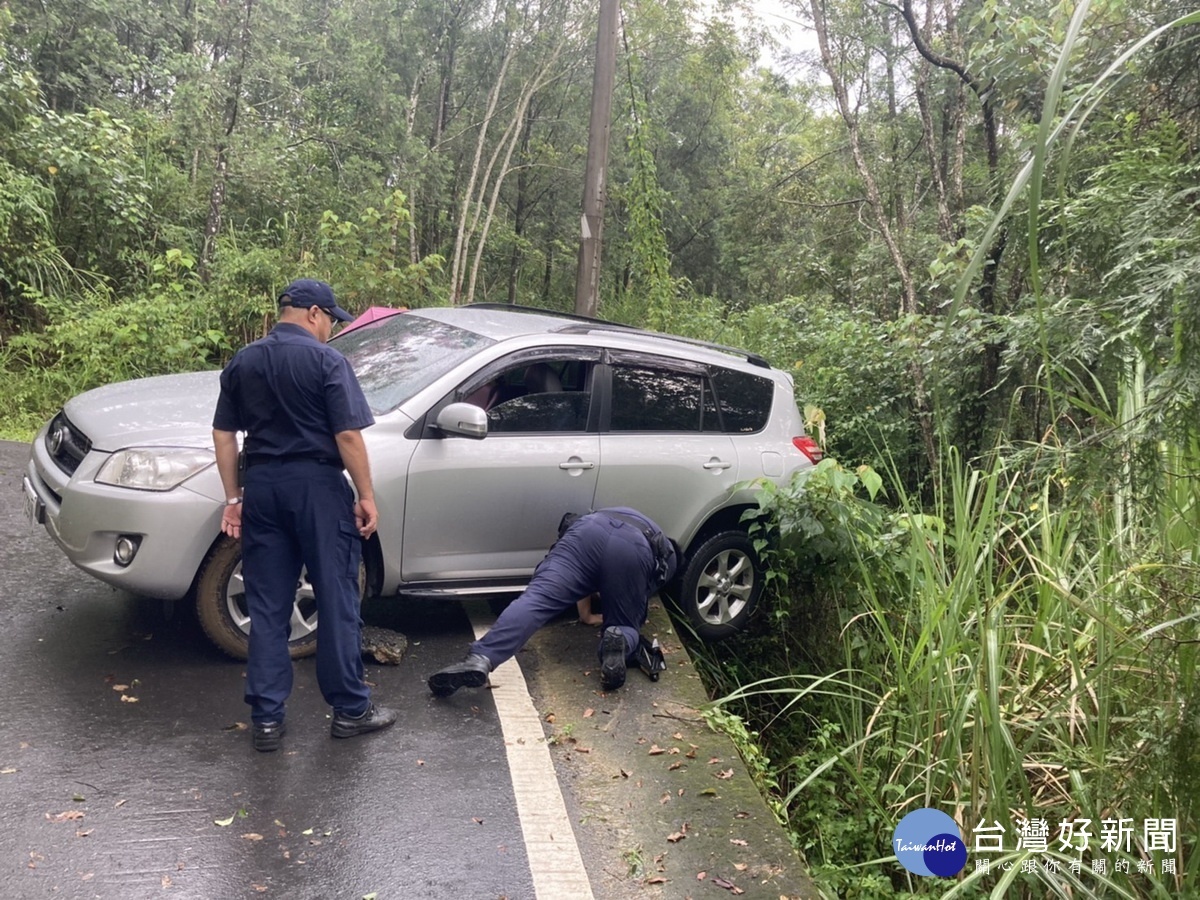 民眾車輛受困懸崖，集集分局員警奮勇救援。