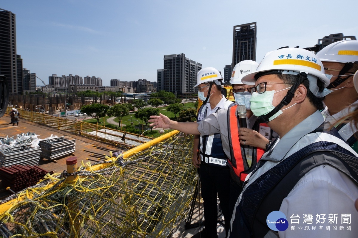 桃園市長鄭文燦視察捷運綠線高架段橋面版工程。