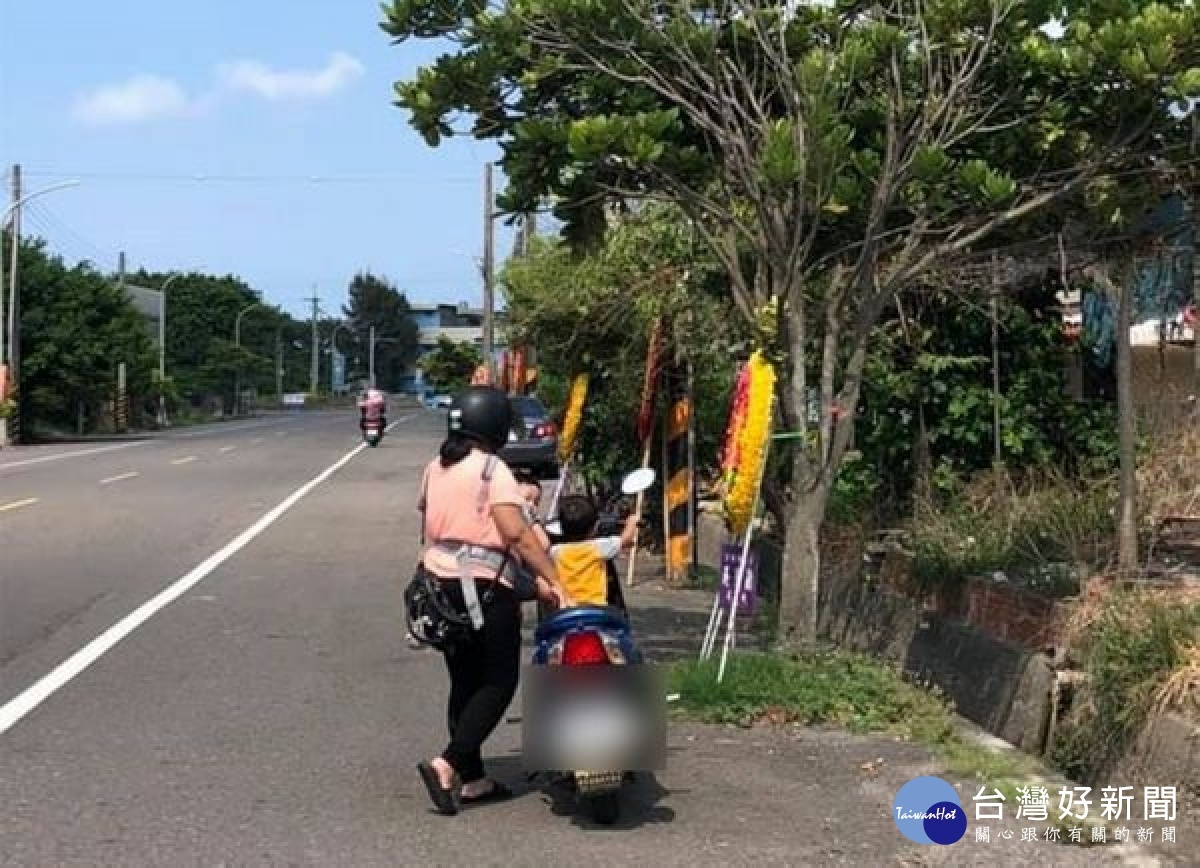 婦女帶著幼兒外出購物不慎遺失手機，因無法導航回親友家而慌張，巧遇橋頭所巡警，耐心協尋後終於順利找到親友家，化解一場虛驚。