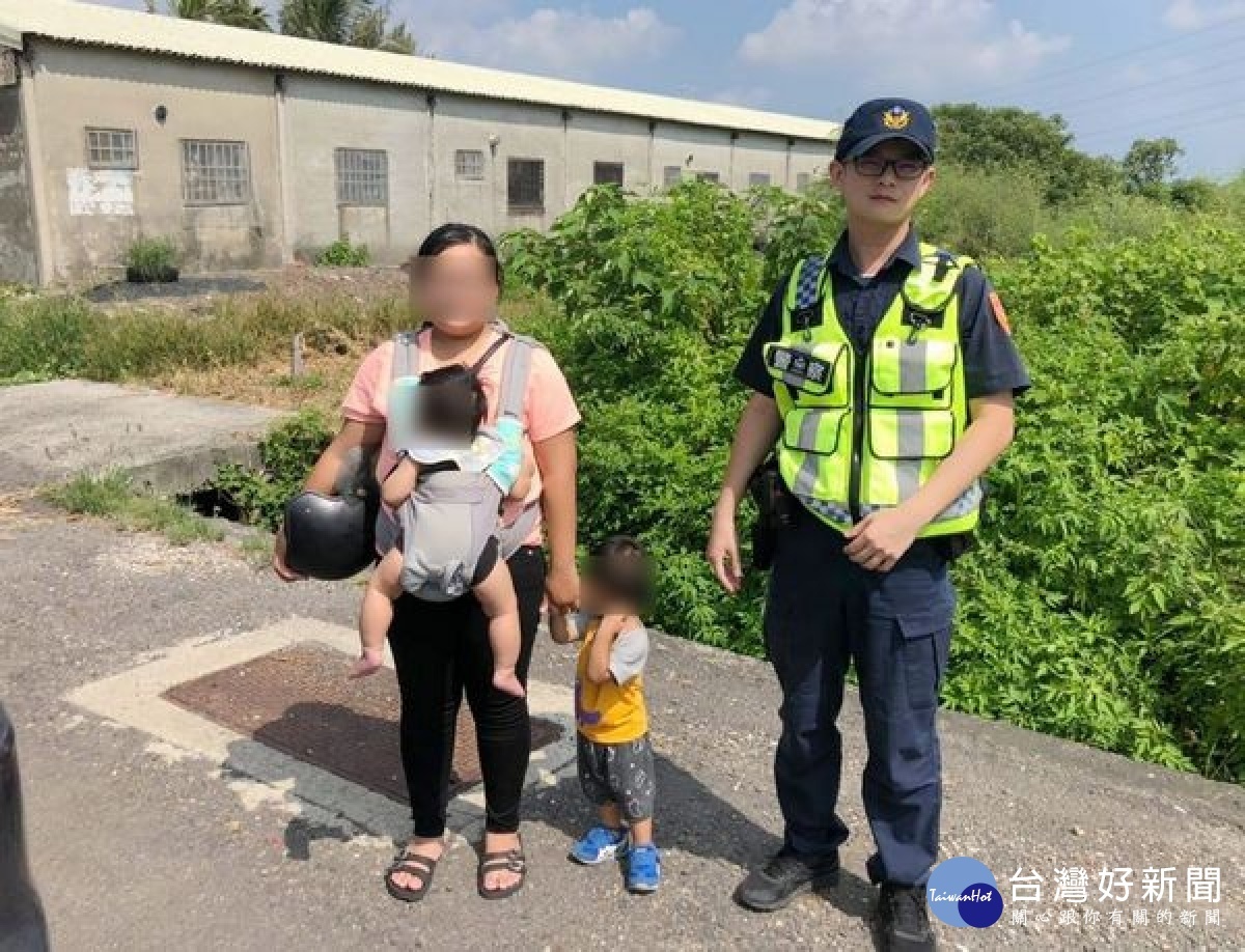 婦女帶著幼兒外出購物不慎遺失手機，因無法導航回親友家而慌張，巧遇橋頭所巡警，耐心協尋後終於順利找到親友家，化解一場虛驚。