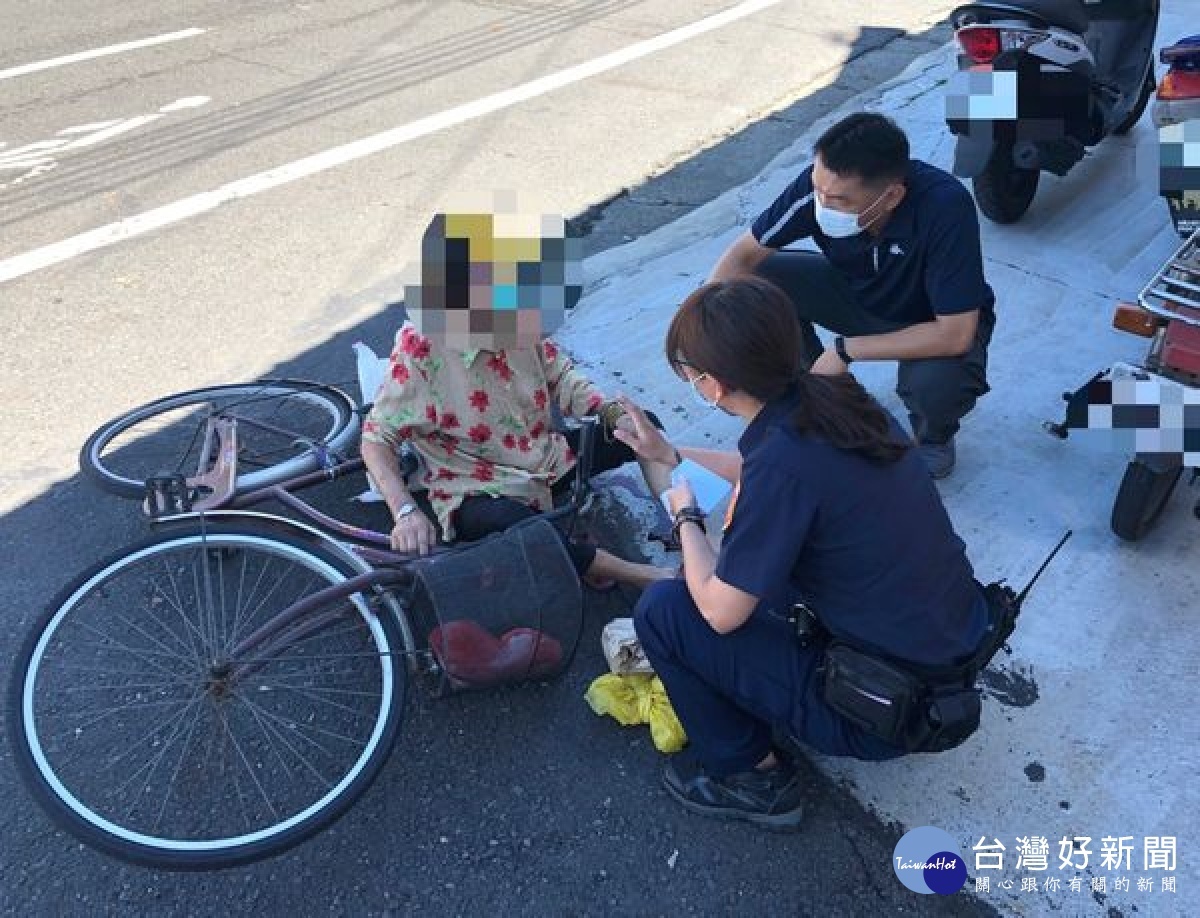 老婦騎車不慎路倒　警民協助就醫解危 台灣好新聞 第2張