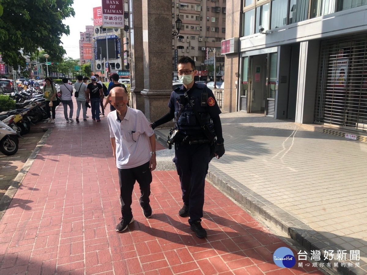 93歲老翁坐在臺灣銀行內，巡邏員警經過主動上前關心，幫助老翁找到回家的路。