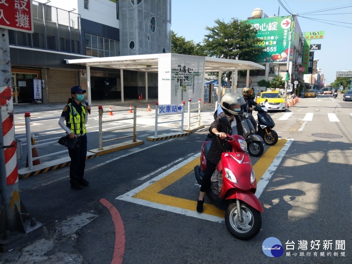 楊梅分局加強車輛與行人守法觀念，執行「路口安全大執法」宣導。