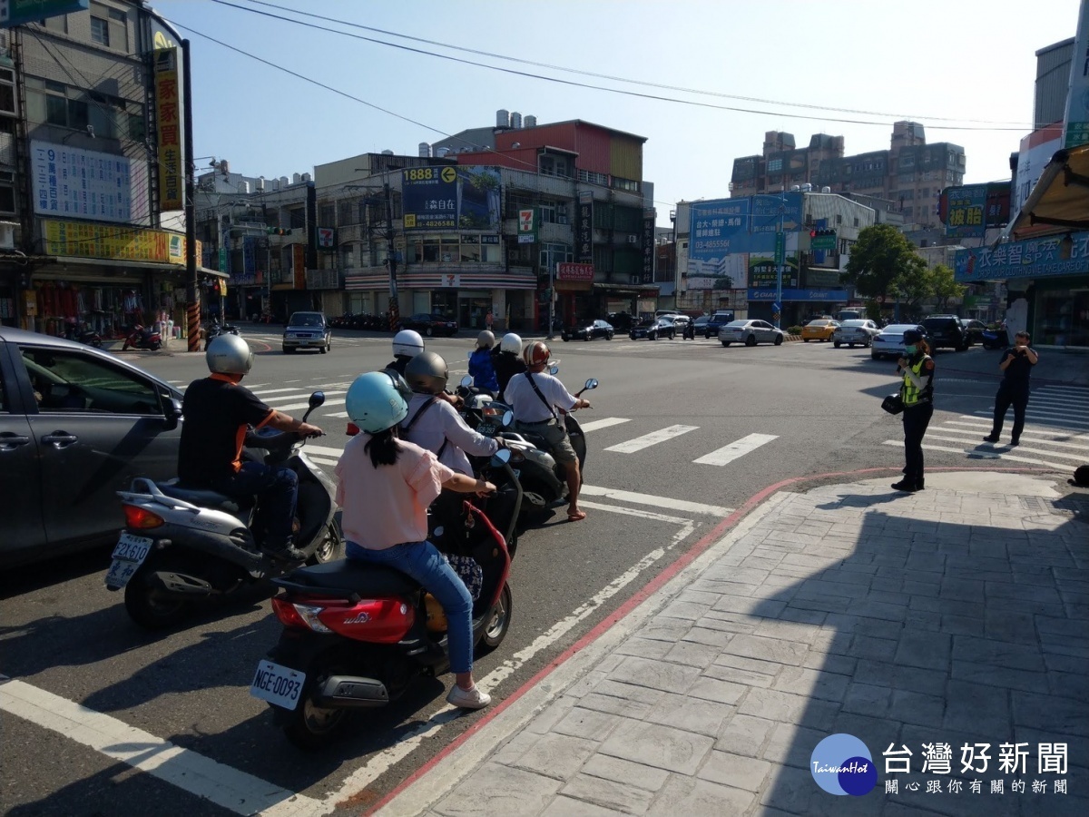 楊梅分局加強車輛與行人守法觀念，執行「路口安全大執法」宣導。