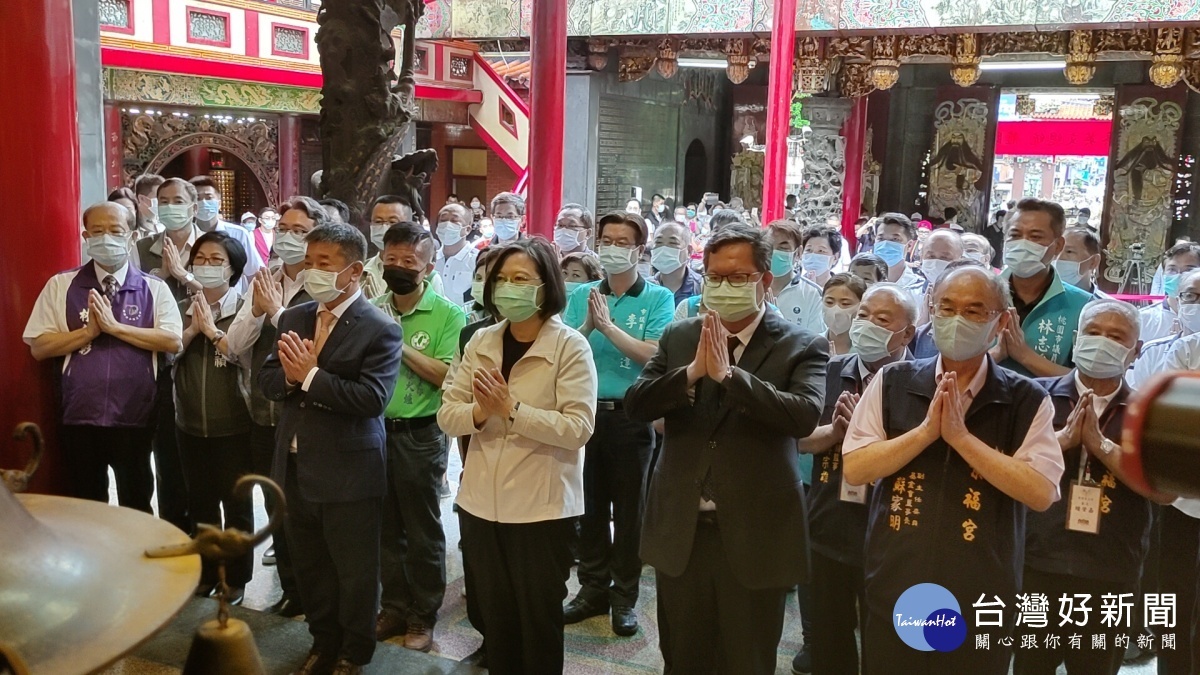 蔡總統贈匾桃園景福宮 參訪軌道願景館體驗駕駛捷運樂趣