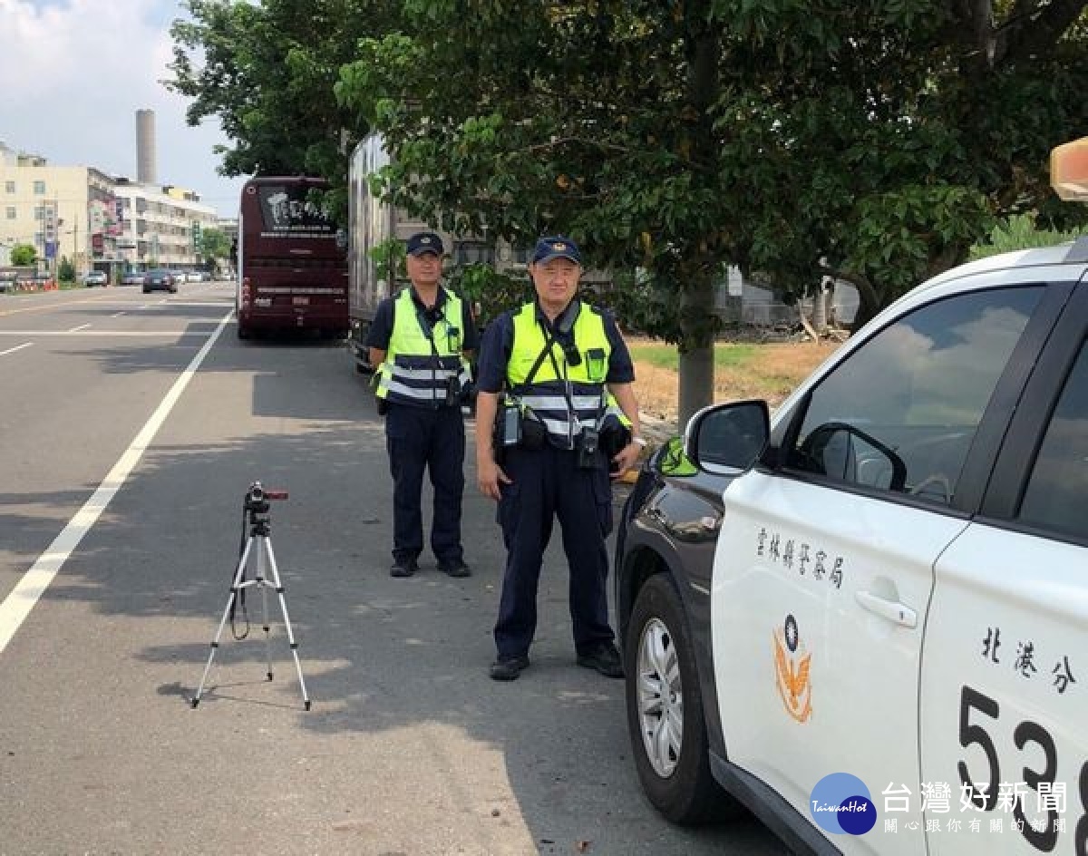 全國展開1個月「路口大執法」勤務，北港警分局針對易肇事路口，加強取締車不讓人、行人違反路權及闖紅燈行為，呼籲用路人確實遵守交通規則。