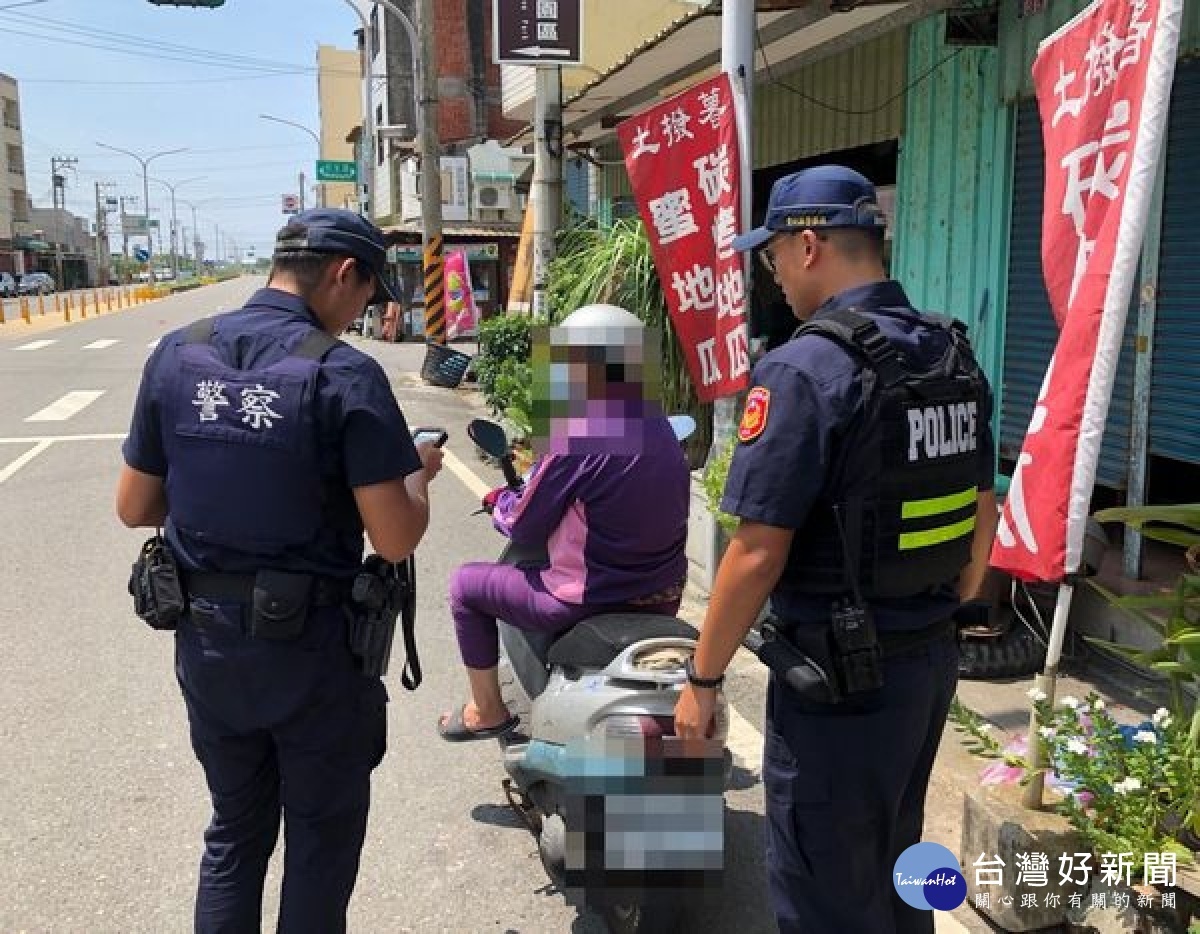 全國展開1個月「路口大執法」勤務，北港警分局針對易肇事路口，加強取締車不讓人、行人違反路權及闖紅燈行為，呼籲用路人確實遵守交通規則。