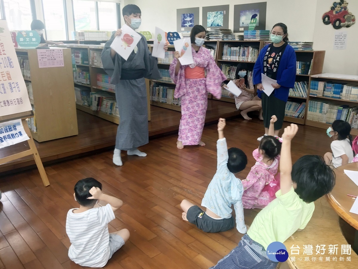 大手拉小手學日語　大葉應日系學生到員林圖書館說故事