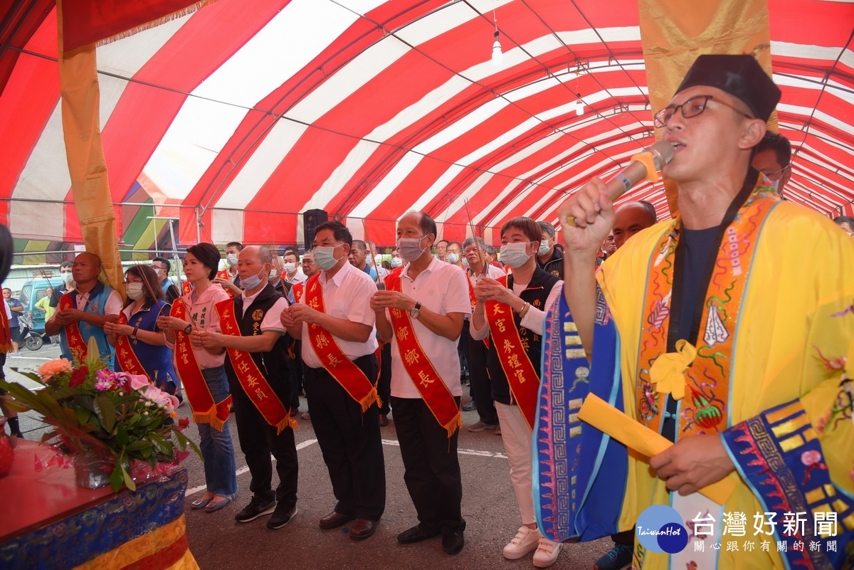 陳副縣長等一同上香祈祝合境平安。（縣府提供）