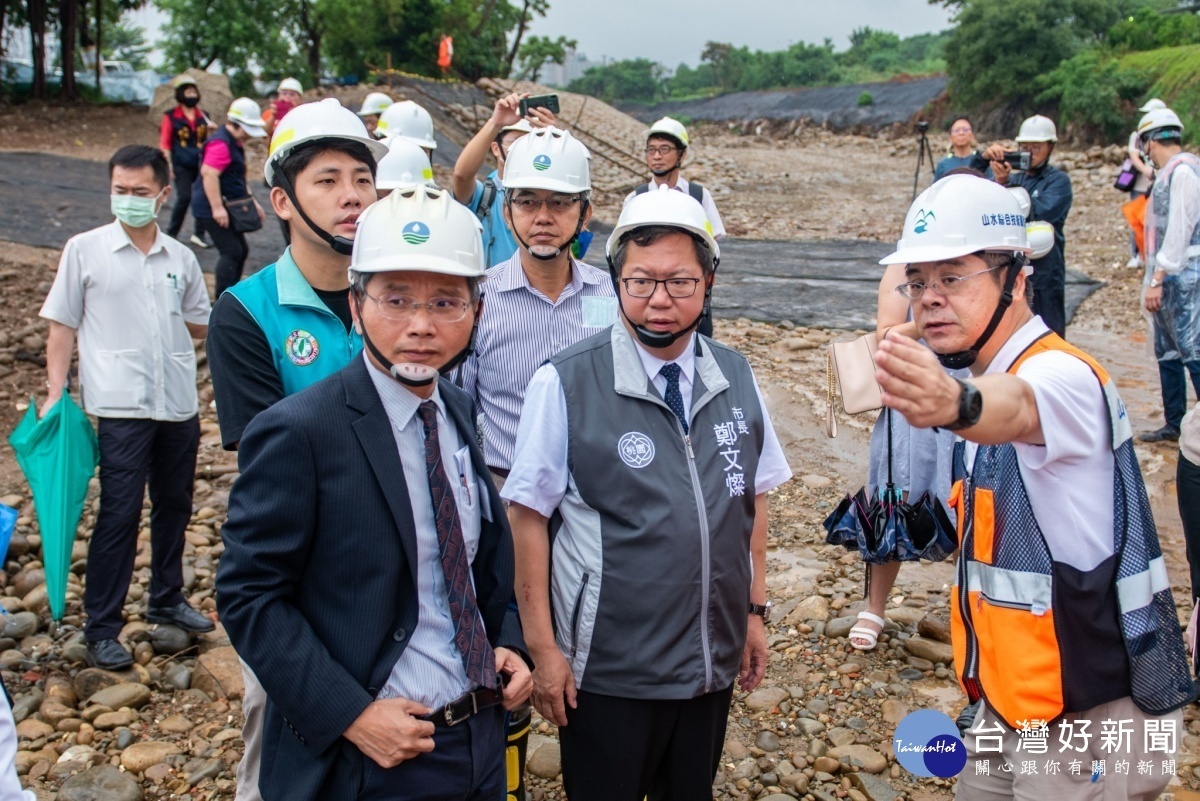 水務局同仁說明街溪整治工程進度