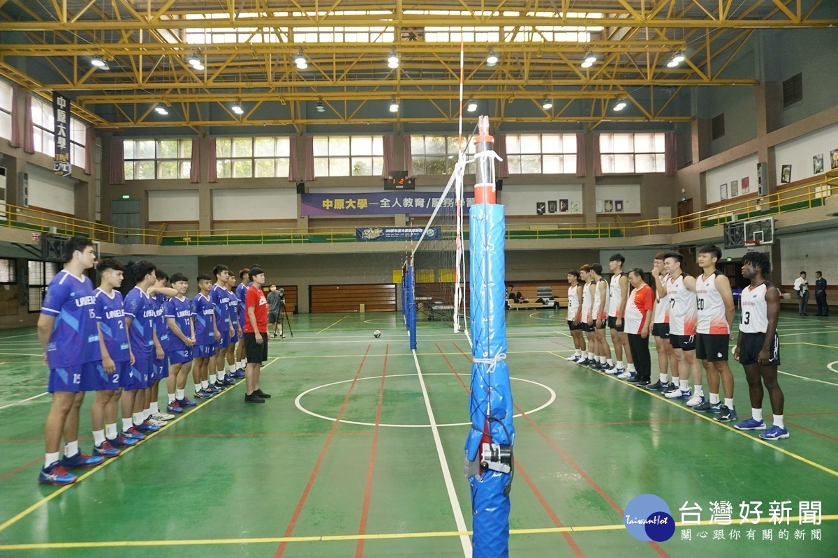 桃園市長鄭文燦為桃園台產及中原大學排球隊加油打氣，與體育局長莊佳佳及球員們一起拍攝形象宣傳短片。