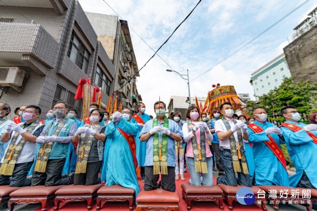 鄭市長和與會貴賓上香祈福