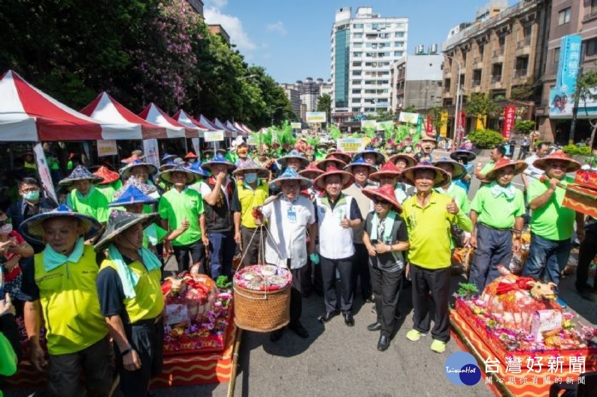 由輪值的三民里及芝芭里與十三組民俗表演團隊等組成挑擔奉飯踩街隊伍