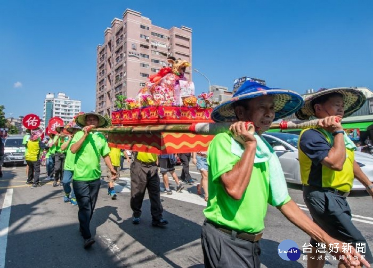 以踩街感念義民爺忠勇千秋的精神