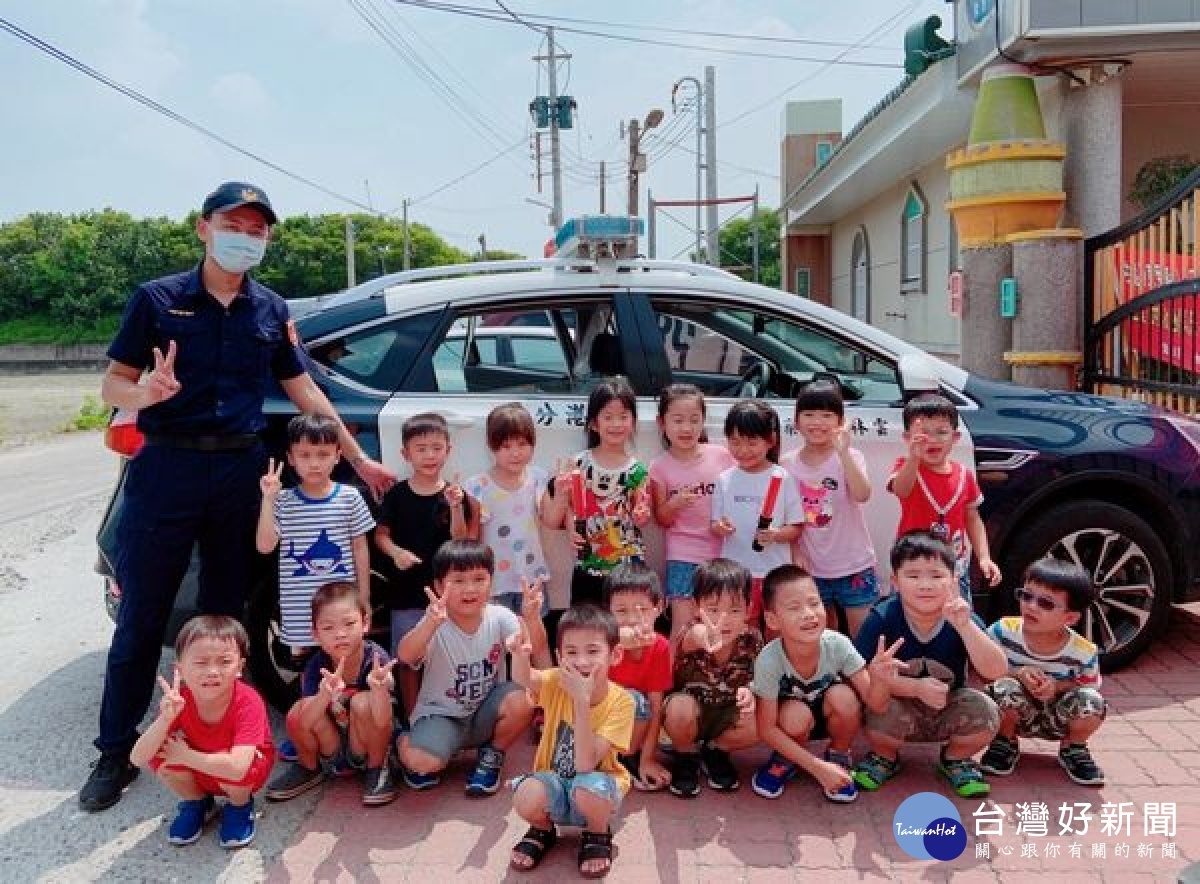 下崙派出所員警受邀前往教導幼兒認識交通號誌及標誌，以及如何遵守交通安全等，強化兒童自我保護觀念。