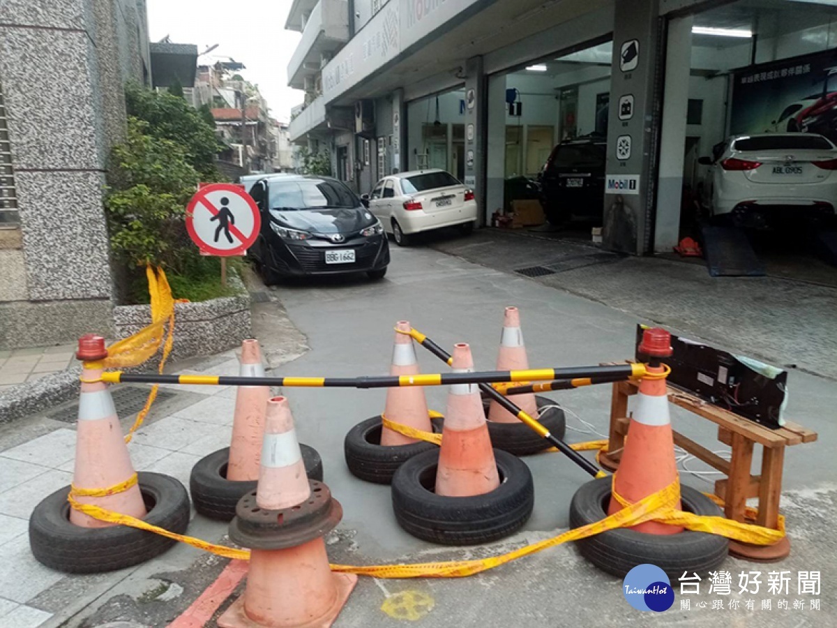 ▲既成道路遭地主訴訟封閉成停車場（見圖）。