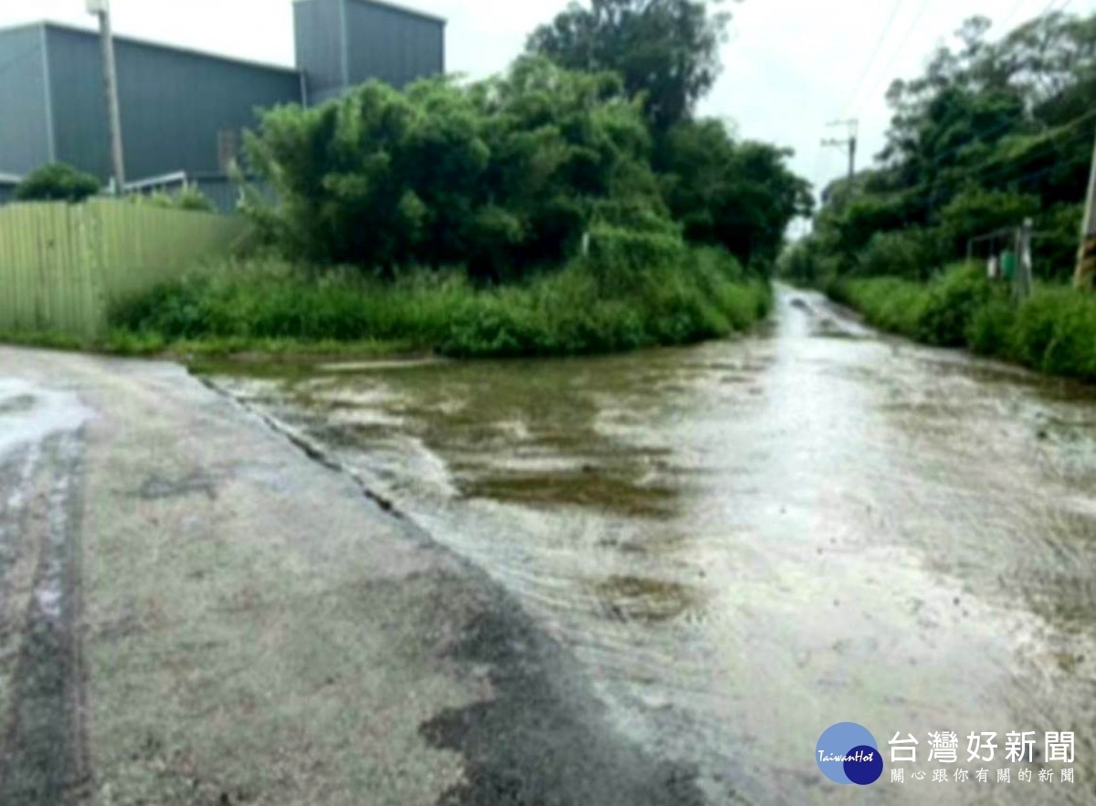 楊梅區榮平路每逢大雨過後多天仍積水不退。