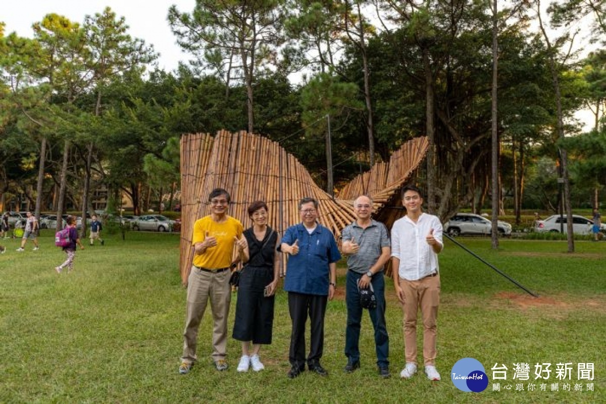 市長與貴賓參觀中央大學展區地景藝術節作品