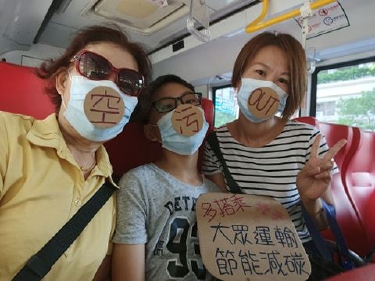 民眾以創意方式搭公車