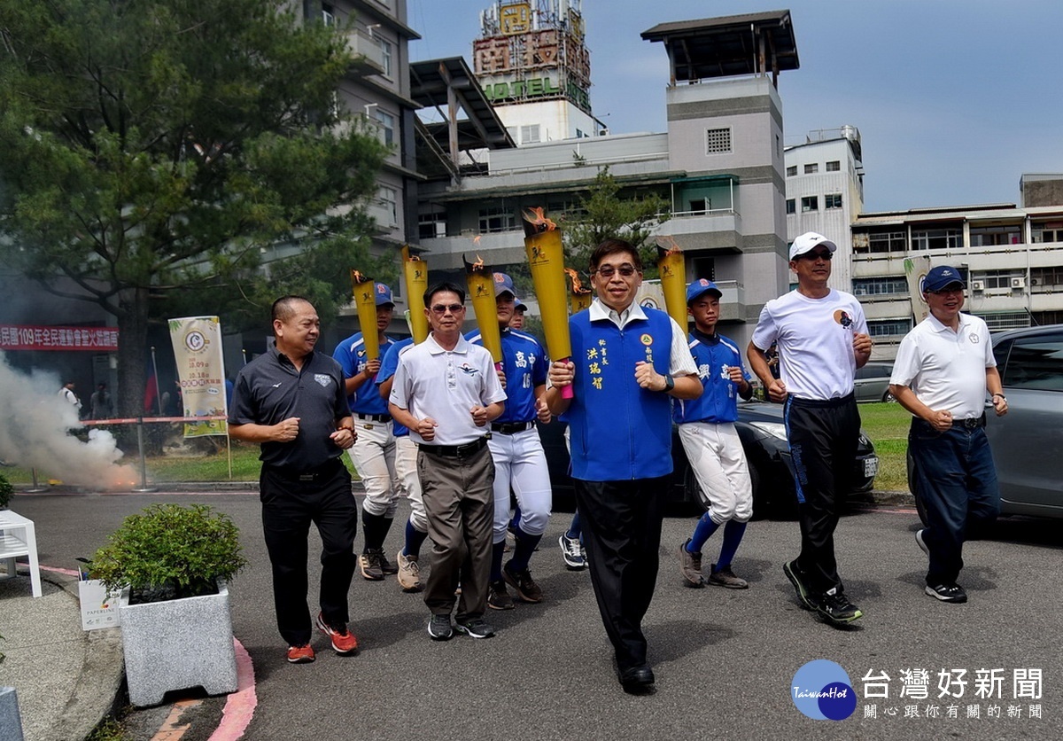 洪秘書長帶領陸正威等領跑宣告全民運動會即將啟動。