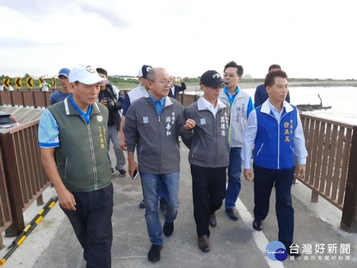 環保局長呂理德前往大園圳頭里視察濱海自行車道護欄改善工程。