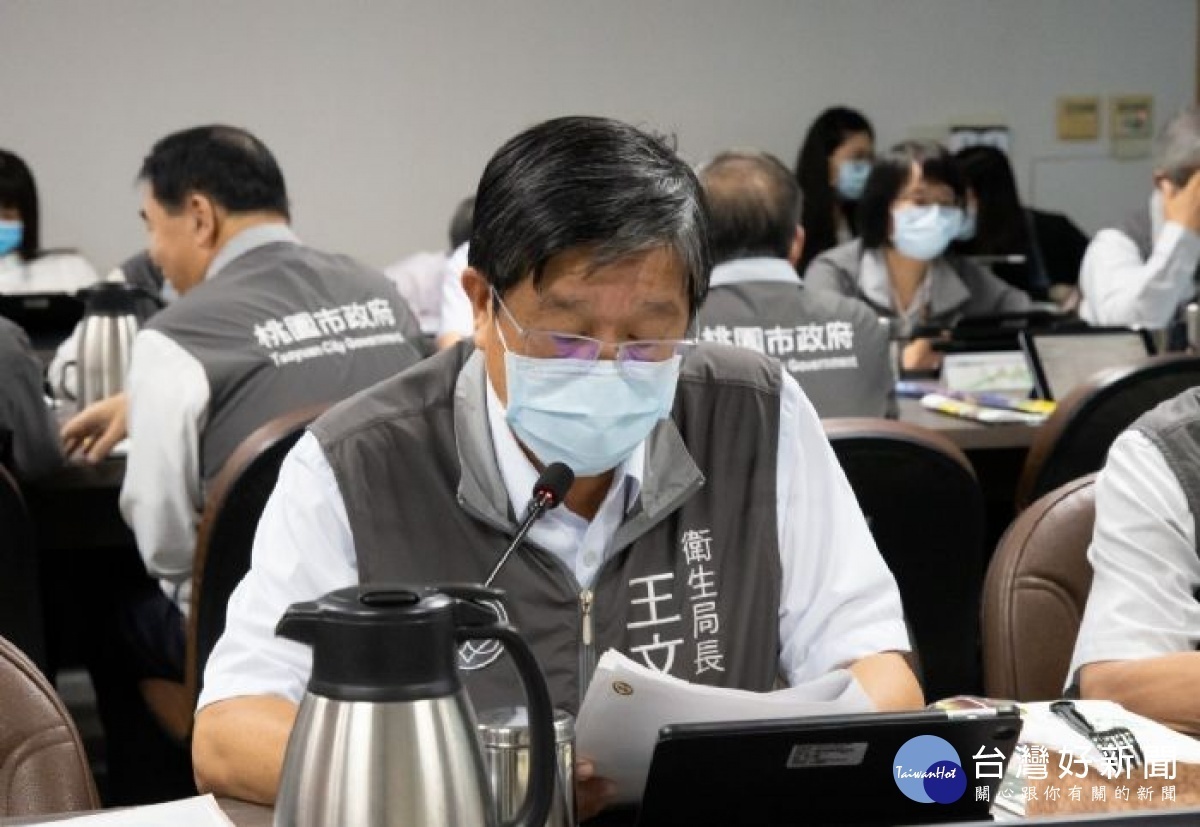 衛生局長王文彥說明目前國內外新冠肺炎疫情情形